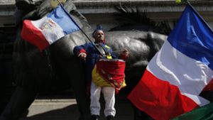 Ein Mann in Uniform spielt Trommel bei einem Protest der „Gelbwesten“. Erwartet Frankreich nun eine ähnliche Protestwelle wie bei den Gelbwesten-Protesten Foto: dpa/Rafael Yaghobzadeh