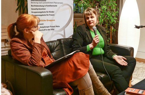 Die Autorin Julia Cruschwitz (rechts) im Gespräch mit Karin Götz. Foto: /Simon Granville