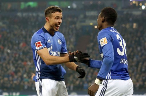 Schalkes Breel Embolo und Franco Di Santo (links) bejubeln das 2:0 gegen Hoffenheim. Foto: dpa