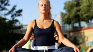Meditation kann dabei helfen, das Stresslevel zu senken. Foto: dpa-tmn/Gero Breloer