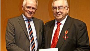 Oberbürgermeister Fritz Kuhn (links) überreicht im Namen des Bundespräsidenten das Bundesverdienstkreuz an Werner Feinauer. Foto: Alexander Müller