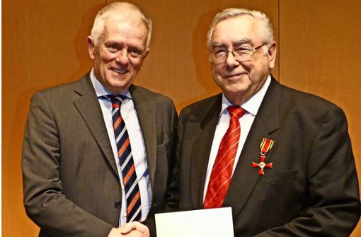 Oberbürgermeister Fritz Kuhn (links) überreicht im Namen des Bundespräsidenten das Bundesverdienstkreuz an Werner Feinauer. Foto: Alexander Müller