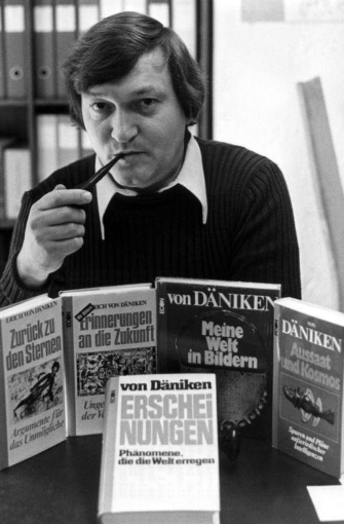 Erich von Däniken im Jahr 1975 in seinem Haus in Bonstetten bei Zürich mit einigen seiner Bestseller. Überall auf dem Globus fand der Schweizer Astro-Archäologe Relikte, die auf einen angeblichen Kontakt der Menschheit mit Außerirdischen schließen lassen. Hier einige Beispiele: