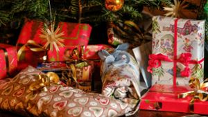 Nicht immer kommen Weihnachtsgeschenke gut an.  Gutscheine hingegen gehören zu den beliebtesten Präsenten. Foto: epd/Jens Schulze