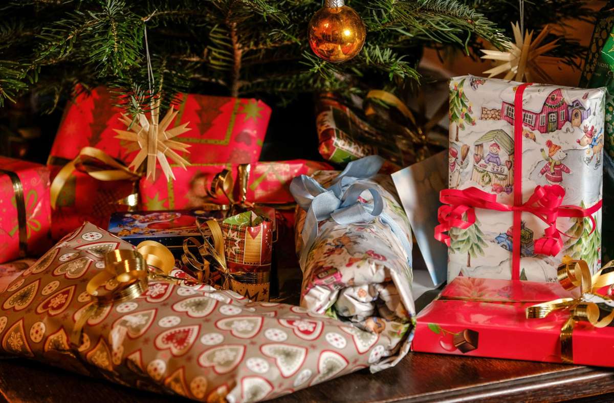 Nicht immer kommen Weihnachtsgeschenke gut an.  Gutscheine hingegen gehören zu den beliebtesten Präsenten. Foto: epd/Jens Schulze