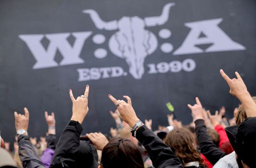 Heavy-Metal-Fans feiern  vor der „Faster-Stage“, einer der beiden Hauptbühnen auf dem Festivalgelände in Wacken. Foto: dpa/Christian Charisius