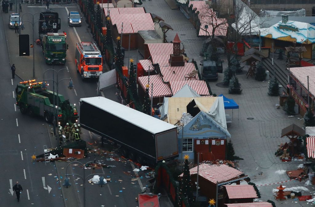 Tatort Gedächtniskirche: Experten der Polizei untersuchen am 20. Dezember 2016, einen Tag nach dem Terroranschlag auf den Weihnachtsmarkt an der Berliner Gedächtniskirche, den Tatort. Foto: AFP