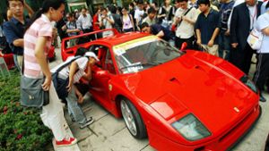 Wer  in China mit einem Ferrari vorfährt,  kann sicher sein, dass er  im Mittelpunkt steht. Foto: AP