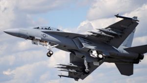 Der Pilot eines Kampfjets vom Typ F-18 (Foto) malte mit Kondesstreifen einen Penis an den Himmel. Foto: dpa