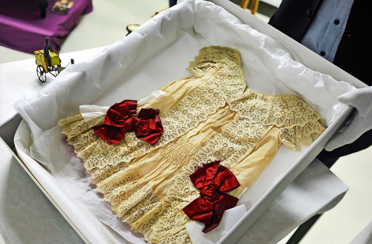 Ein Kinderkleid aus dem Besitz von König Wilhelm II wird auf der im Oktober beginnende Ausstellung im Stadtmuseum zu sehen sein. Foto: Lichtgut/Max Kovalenko