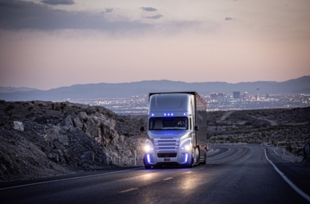 Daimler präsentiert seinen selbständig fahrenden Lastwagen Freightliner.