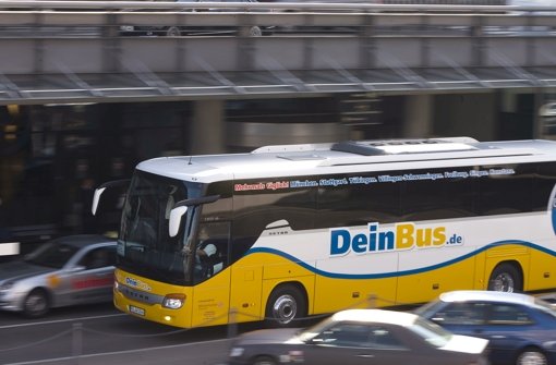 Ein Fernbus am Stuttgarter Flughafen: Bald  soll es hier einen neuen Busbahnhof geben. Foto: Achim Zweygarth