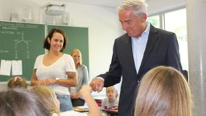 Ciao, Minister: Thomas Strobl verabschiedet sich per Fist Bump von den Siebtklässlern. Foto: Tilman Baur