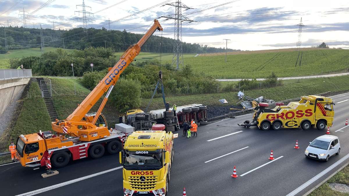 Unfall bei Leonberg: Sattelzug kippt um: Chaos auf der A8