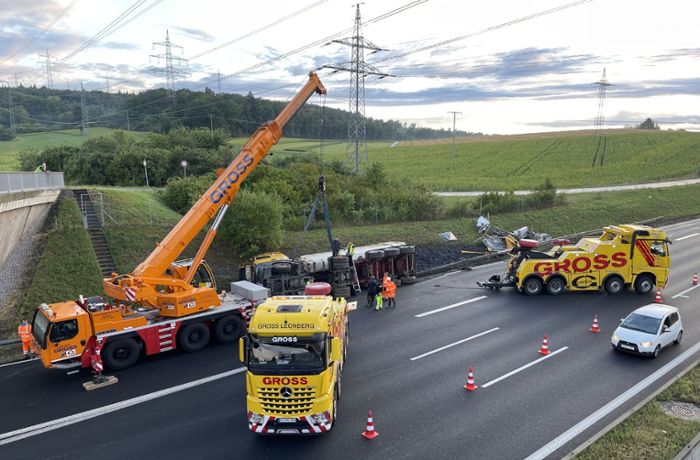 Unfall bei Leonberg: Sattelzug kippt um: Chaos auf der A8
