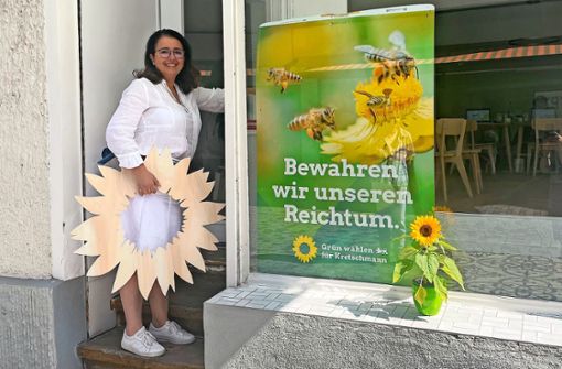 Die Grünen-Politikerin Ayla Cataltepe beim Betreten ihres Wahlkreisbüros in Göppingen Foto: Grüne