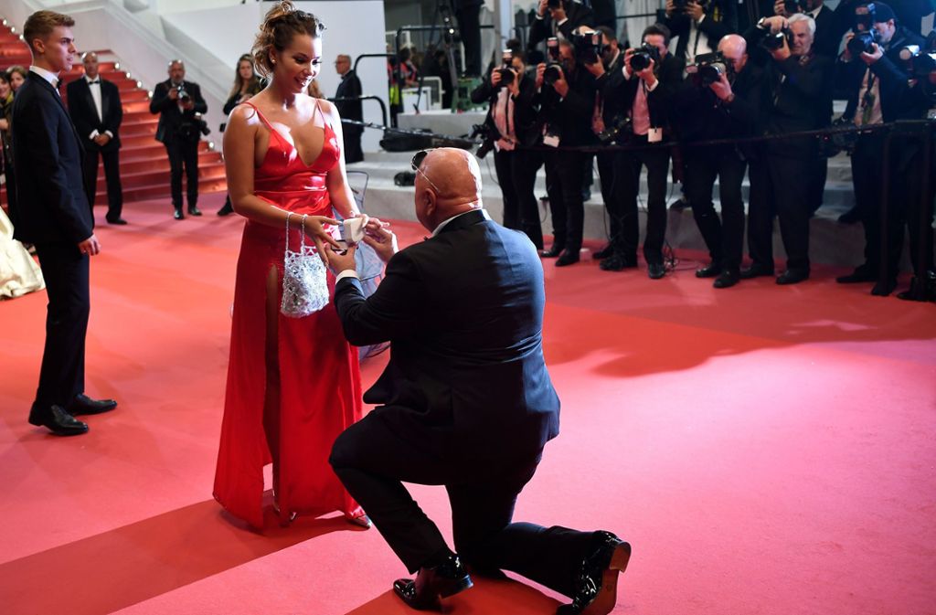 Rührend: Ein Mann macht seiner Angebeteten auf dem roten Teppich in Cannes einen Antrag.