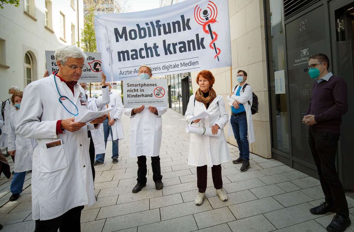 Ärztinnen und Ärzte mit Plakaten bei der Kundgebung Foto: Lichtgut/Leif Piechowski