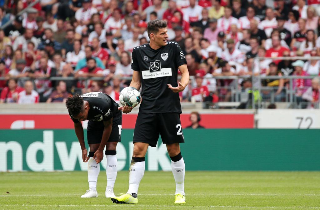 Nach   muskulären Beschwerden wird VfB-Stürmer Mario Gomez (rechts) im Spiel gegen den VfL Bochum wohl von Beginn an für die Stuttgarter auflaufen.