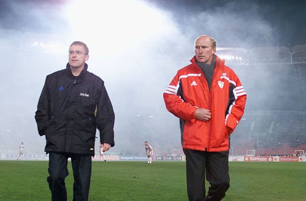 VfB-Trainer Ralf Rangnick (links) und Sportdirektor Rolf Rüssmann zeigten sich vor der Partie am Samstagabend noch angespannt.