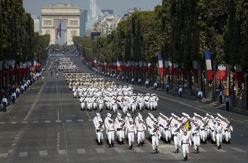 Frankreich feiert ihren Nationalfeiertag. In Paris mit einer großen Militärparade. Foto: AP