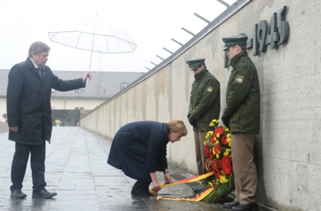 Angela Merkel legt am Sonntag während der Zentralen Gedenkfeier anlässlich des 70. Jahrestags der Befreiung des Konzentrationslagers Dachau vor dem Mahnmal auf dem ehemaligen KZ-Gelände einen Kranz nieder.