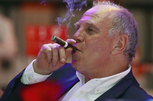 Bayern-Präsident Uli Hoeneß genießt eine Zigarre. Foto: AP
