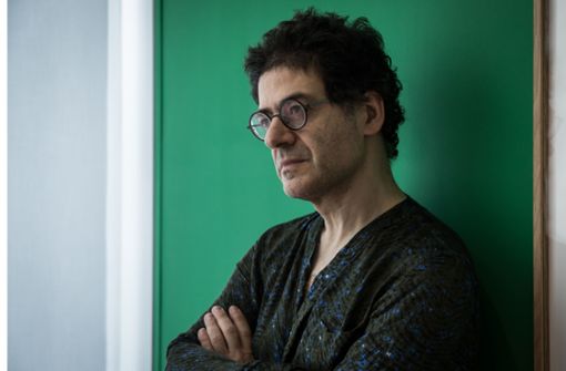 Der Autor, Schauspieler und Regisseur Wajdi Mouawad, wurde 1968 im Libanon geboren. Er ist jetzt in Stuttgart zu erleben – als Preisträger und als Schauspieler und Regisseur. Foto: Simon Gosslin/Schauspiel Stuttgart