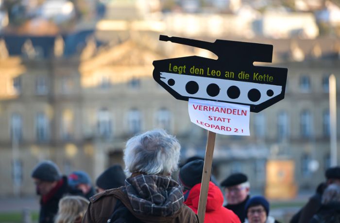 Stuttgarter Demo gegen Waffenlieferungen: „Keine Panzer, Herr Kanzler!“