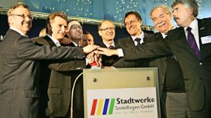 Vor sieben Jahren ging das Flugfeld ans Glasfasernetz. Damals dabei waren auch  Ex-Ministerpräsident Günther Oettinger (zweiter von links), rechts daneben Sindelfingens OB Bernd Vöhringer, der frühere OB Alexander Vogelsang und Landrat Roland Bernhard. Foto: factum/Archiv