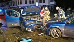 Opel und Citroen sind nicht mehr fahrbereit nach dem Unfall in Ditzingen. Foto: KS-Images.de / Karsten Schmalz