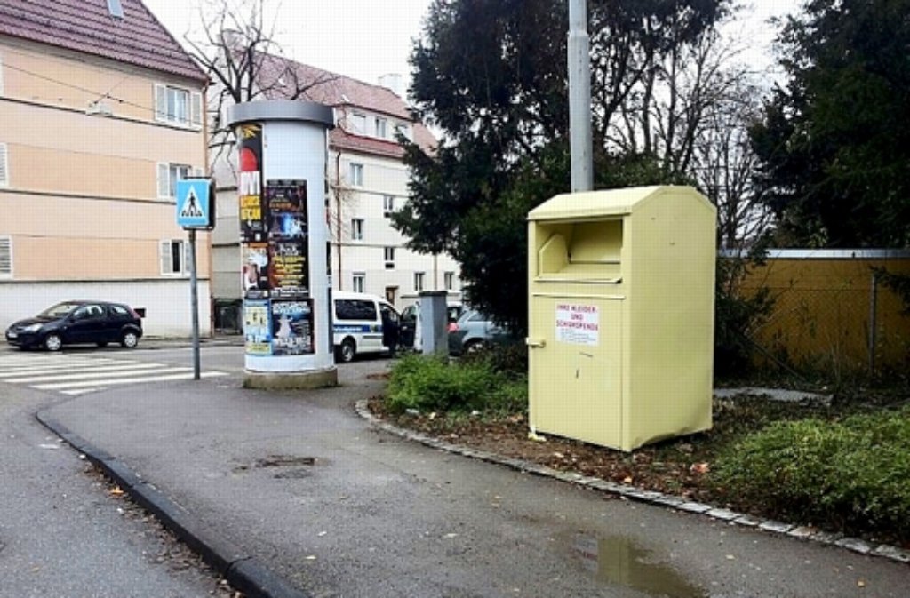 Auslöser eines großen Wurfs der Behörden: Der illegal aufgestellte Altkleidercontainer an der Ecke Abelsberg- und Parkstraße, bevor er abgebaut worden ist. Foto: Stadt Stuttgart
