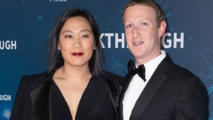 Ganz natürlich lächeln... Mark Zuckerberg und seine Ehefrau während eines Events. Foto: ddp images