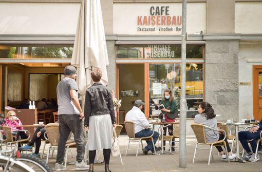 Die Mitarbeiter des Café Kaiserbau dürfen ihre Kunden wieder an Tischen bedienen. Eis von der Gelateria gibt es weiterhin nur zum Mitnehmen. Foto: Lichtgut/Ferdinando Iannone