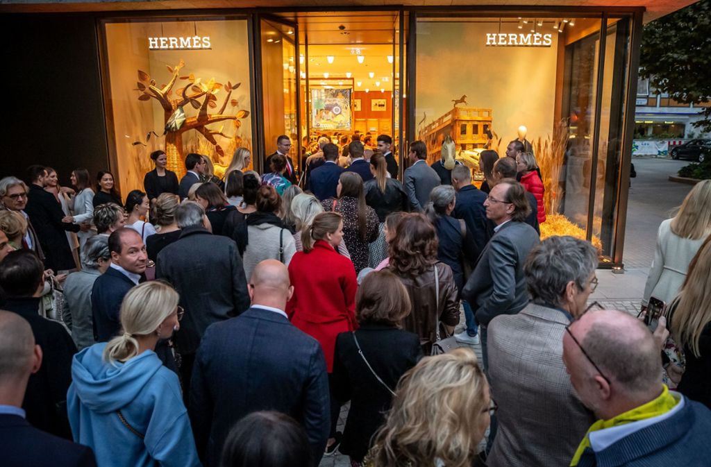 Großer Andrang bei der Eröffnung der Stuttgarter Hermès-Filiale