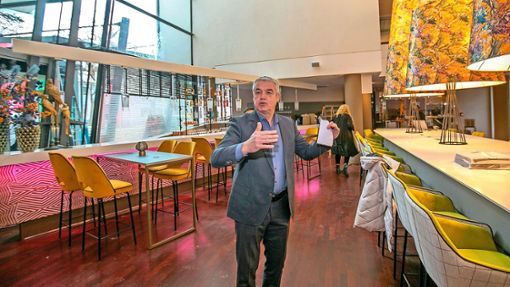 Der Direktor Bert Bloem möchte den Gästen ein attraktives Entree mit Bar (links) und Co-Working-Tisch (rechts) anbieten. Foto: Roberto Bulgrin