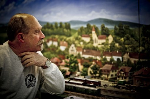 Michael Fuchs liebt die Modelleisenbahn – klicken Sie sich durch unsere Bildergalerie. Foto: Peter Petsch