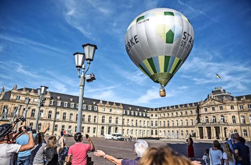 Der Heißluftballon hebt an Stuttgarts Neuem Schloss ab. Foto: Lichtgut/Julian Rettig