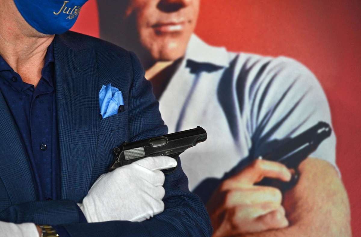 Die Pistole von Typ Walther PP, die Bond-Darsteller Sean Connery bei seinem ersten Auftritt als Geheimagent in „James Bond - 007 jagt Dr. No“ (1962) nutzte, kam nun bei  Julien’s Auctions in Hollywood unter den Hammer. Foto: AFP/ROBYN BECK