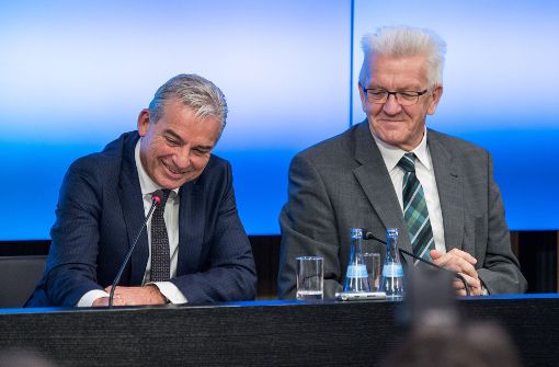 Der neue Haushalt ist für Ministerpräsident Winfried Kretschmann (Grüne, rechts) und seinen Stellvertreter Thomas Strobl (CDU) der Beweis für das gute Funktionieren der Koalition. Foto: dpa