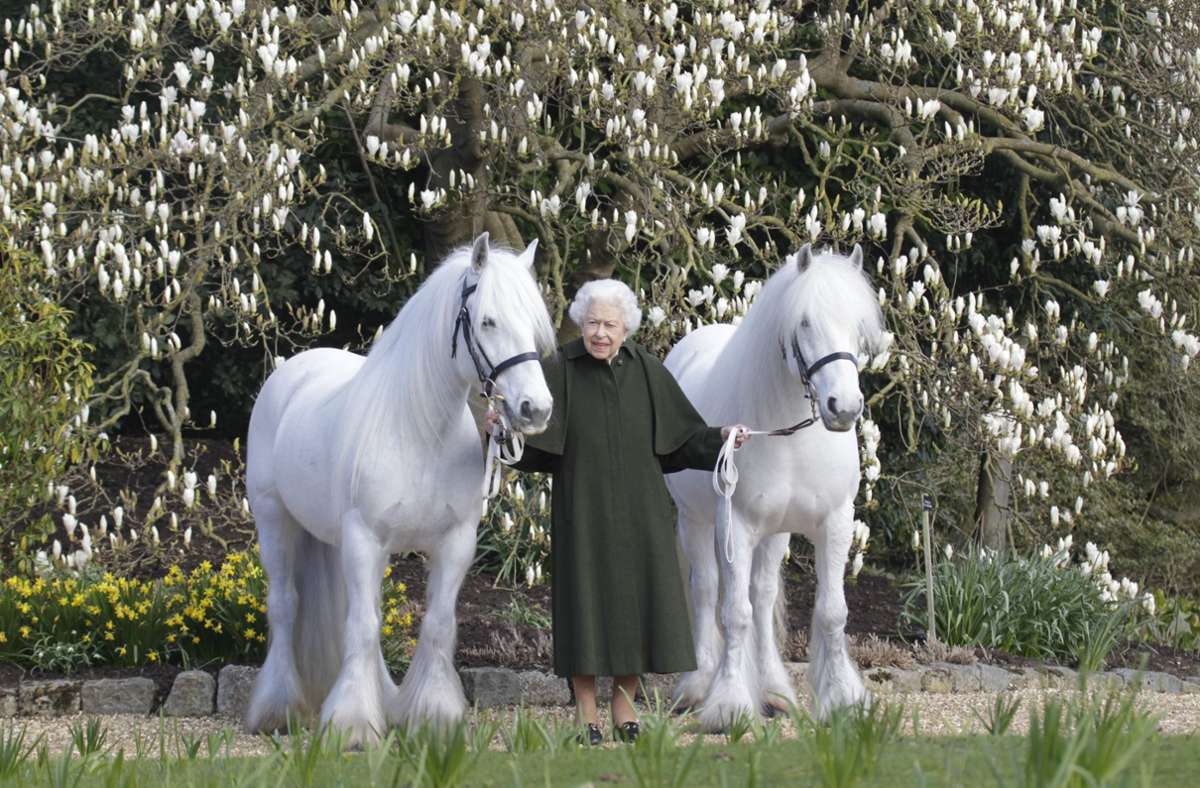 Ihren Untertanen präsentierte sich die Queen an ihrem Geburtstag lediglich auf einem vom Palast veröffentlichten Foto im langen grünen Mantel mit zwei ihrer schneeweißen Ponys.