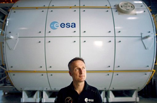 Esa-Astronaut Matthias Maurer vor einer Raumkapsel Foto: SWR//Boaz Freund