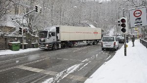 Schnee bremst Verkehr aus