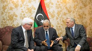 Bundesaußenminister Frank-Walter Steinmeier (SPD) und der französische Außenminister Jean-Marc Ayrault trafen in Tripolis ihren libyischen Amtskollegen Mohamed Taha Siala. Europa bereitet zivile und militärische Einsätze vor, um das Land zu stabilisieren. Foto: dpa
