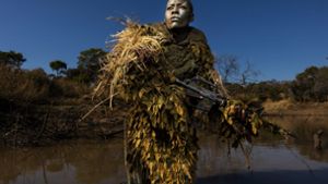 Brent Stirton zeigt Petronella Chigumbura (30), Eliterangerin bei den «Ashinga», eine Schutzeinheit ausschließlich aus Frauen. Foto: World Press Photo/Getty Images