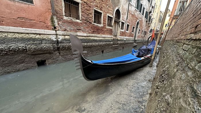 Venedigs Gondeln liegen auf dem Trockenen