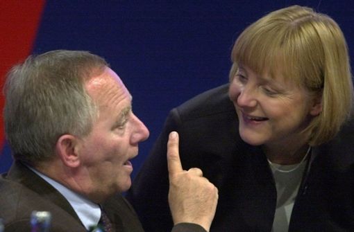 Der ehemalige CDU-Vorsitzende Wolfgang Schäuble unterhält sich am 3. Dezember 2001 auf einem Parteitag in Dresden mit seiner Nachfolgerin Angela Merkel. Foto: dpa