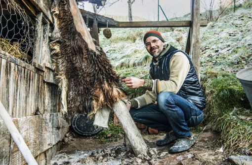 Acht Tage ist Markus Klek  mit einem Mantel, den er sich aus Hirschhaut gefertigt hat, durch den Schwarzwald gewandert und  hat sein Essen in Schweineblasen aufbewahrt. Foto:  