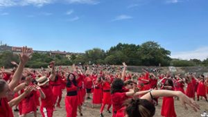 Ganz in Rot wird die Choreografie  des ersten Videos von Kate Bush nachgetanzt. Foto: dpa/Tanja Hellmig
