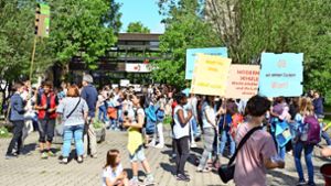 Bei einer Demonstration im Juni 2018 (Bild oben) haben Schüler des Hegel-Gymnasiums und der Robert-Koch-Realschule Sanierungen angemahnt. Foto: Hintermayr/Kratz